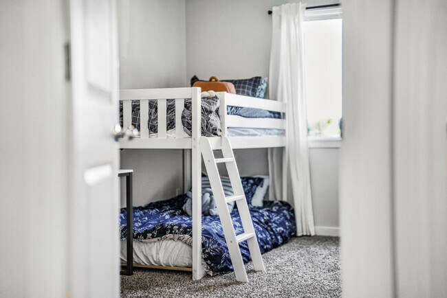 Building Photo - 2702 E 33rd St