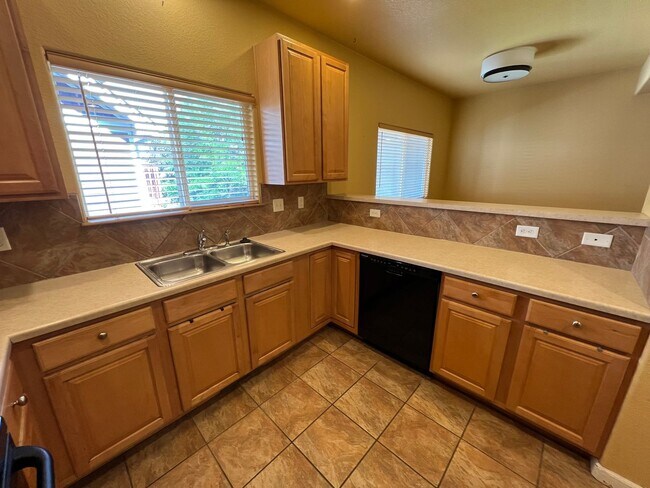 Building Photo - 3 bed 3.5 Bath with Bonus Studio Suite Above Detached Garage!