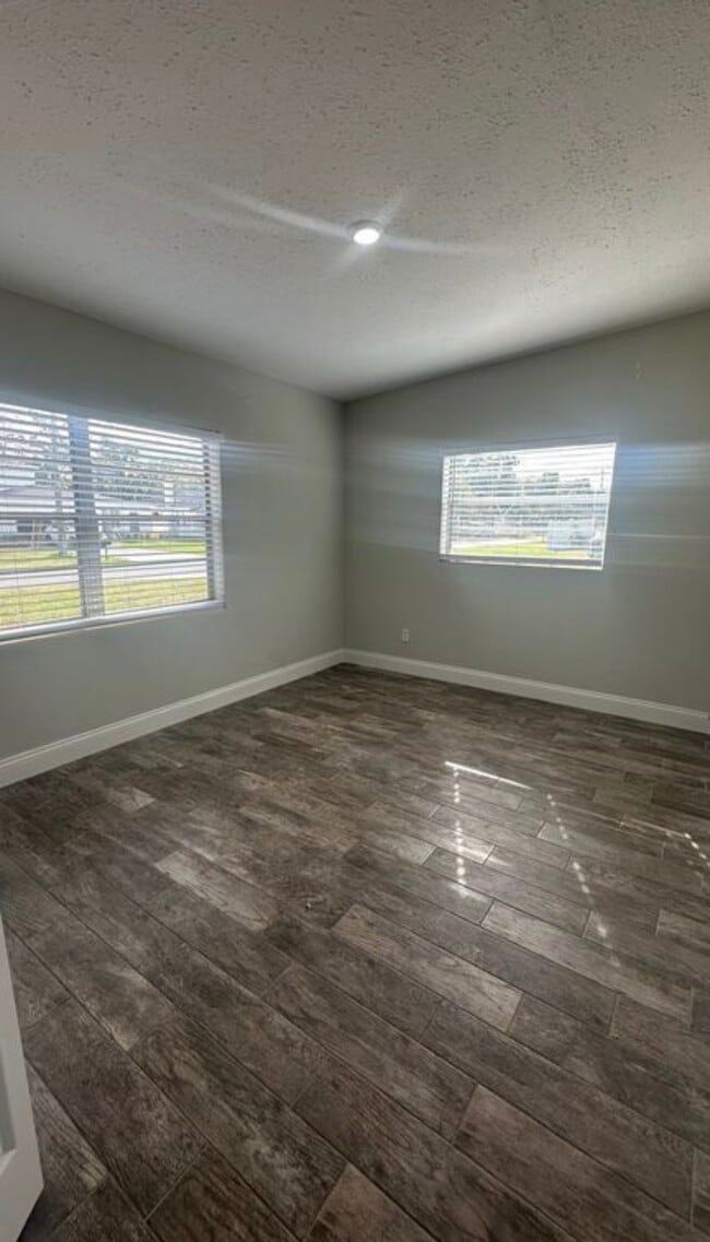 Building Photo - 974 Jamajo Blvd