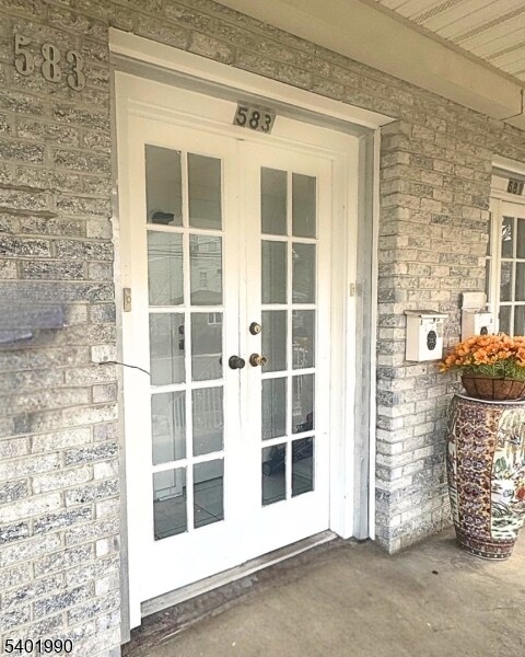 Building Photo - 581 Walnut St