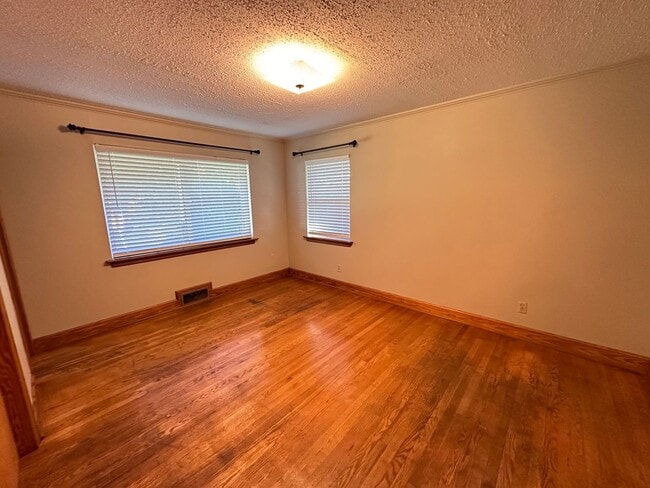 Building Photo - Graham area