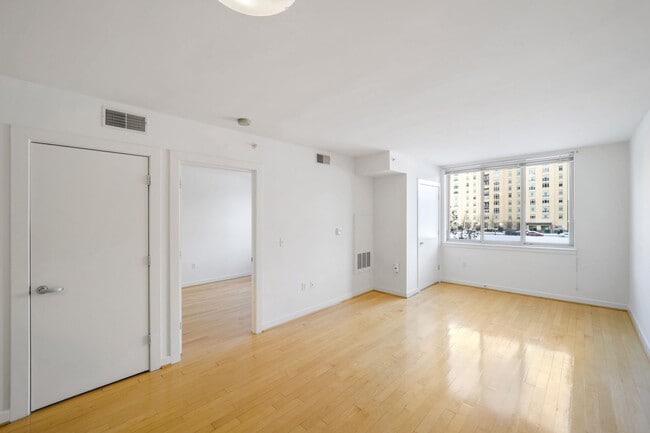 Building Photo - 1BR w/ Parking, Pool, & Fitness Center plu...
