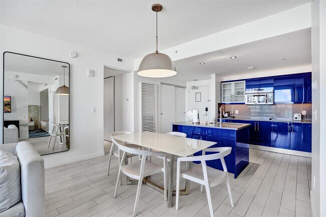 Building Photo - 3101 Bayshore Dr