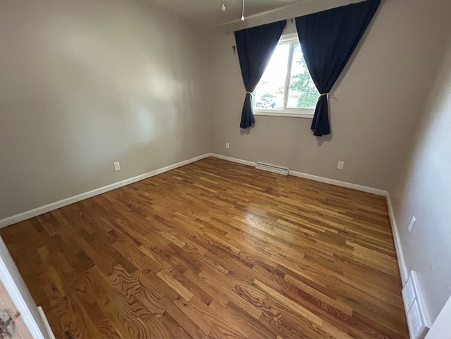 Building Photo - 3 Bed, 1.5 Bath with Spacious Backyard!
