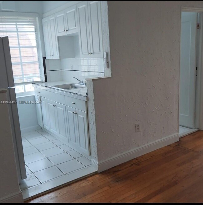 Building Photo - 7936 Harding Ave