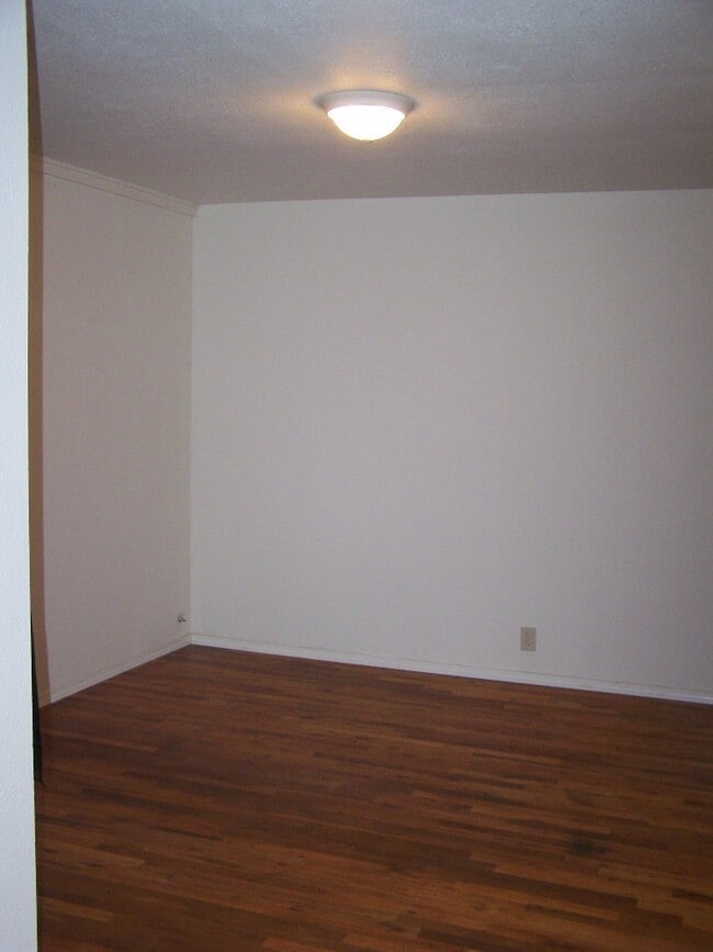 Building Photo - Cute 2 Bd / 1 Ba Home - A must see!