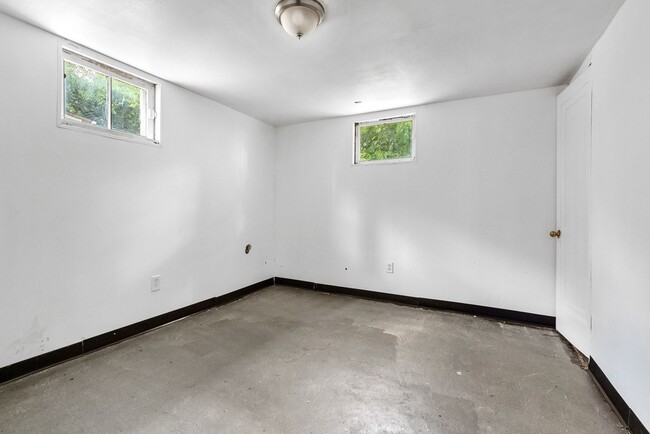 Building Photo - Move-in-Ready 2 bed 1 bath Section 8 Renta...