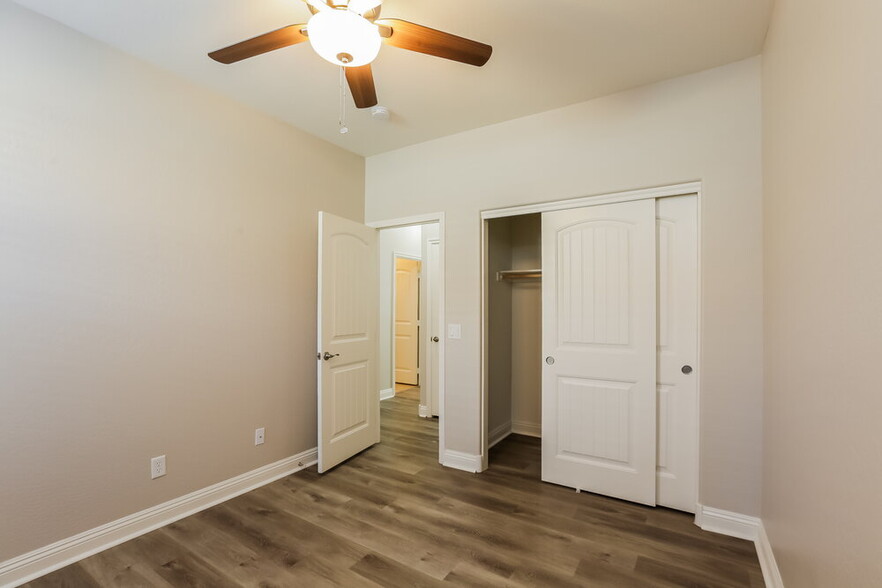 Building Photo - 1655 W Paisley Dr