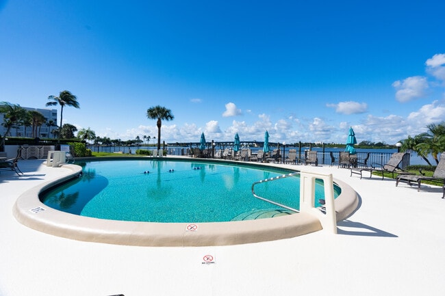Building Photo - 2840 S Ocean Blvd