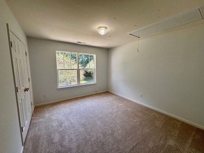 Building Photo - Room to Breathe! 5 Bedroom Home in Desirab...