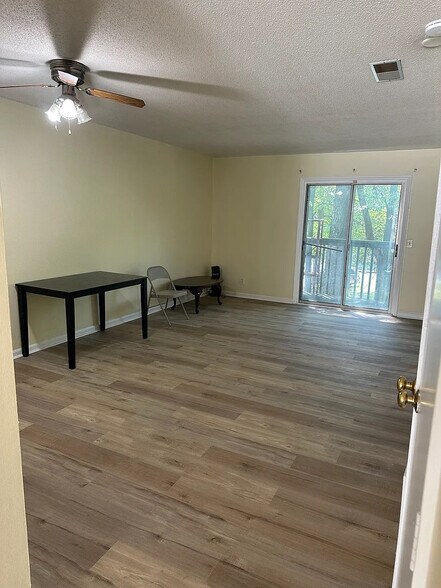 Building Photo - Room in Apartment on Ashley Forest Rd