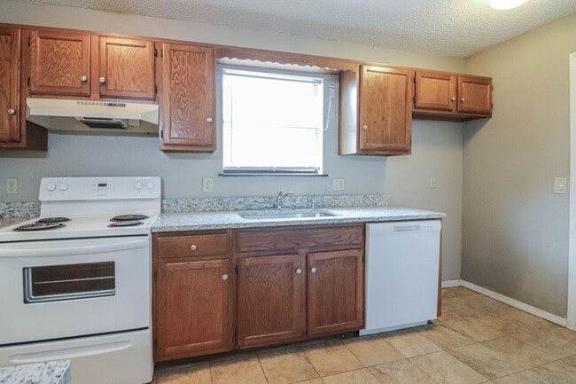 Building Photo - Cozy & Updated