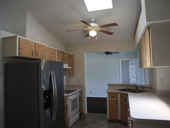 Building Photo - 3 Bedroom 2 Bath 2 Car Garage Deltona