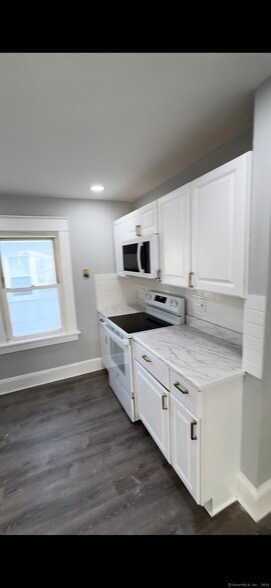 Building Photo - 95 New Canaan Ave