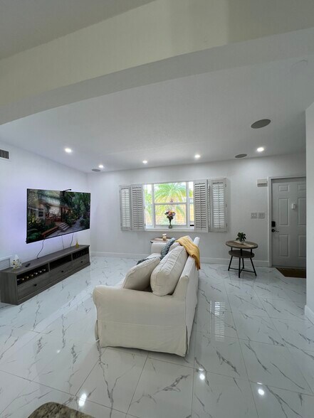 Building Photo - 4170 NE 15th Ave