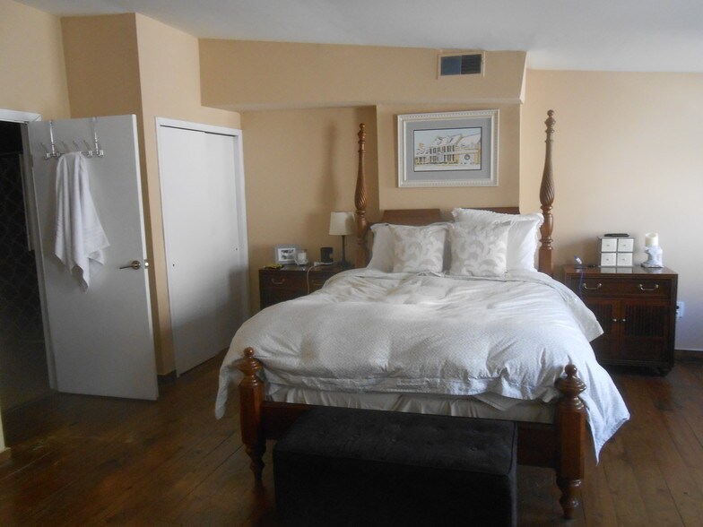 Building Photo - 4 S Front St