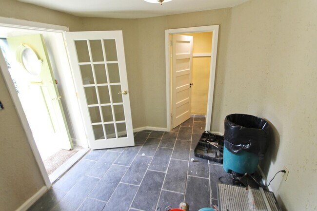 Building Photo - 346 Meehan Ave