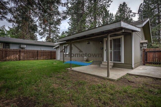 Building Photo - Very Nice 2 Bed Home with Fully Fenced Bac...