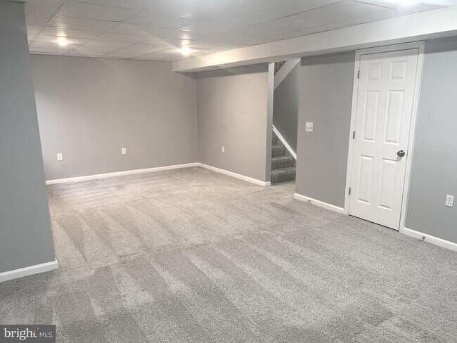 Building Photo - Beautiful 3bd 2/2bth duplex with attached ...