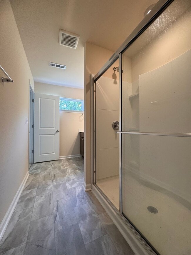 Building Photo - 3BR 2.5BA Townhome