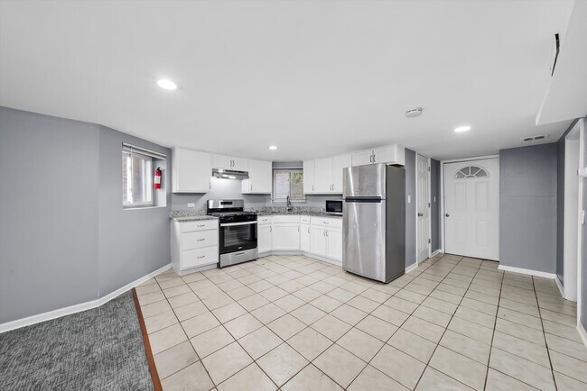 Building Photo - 3353 W Evergreen Ave