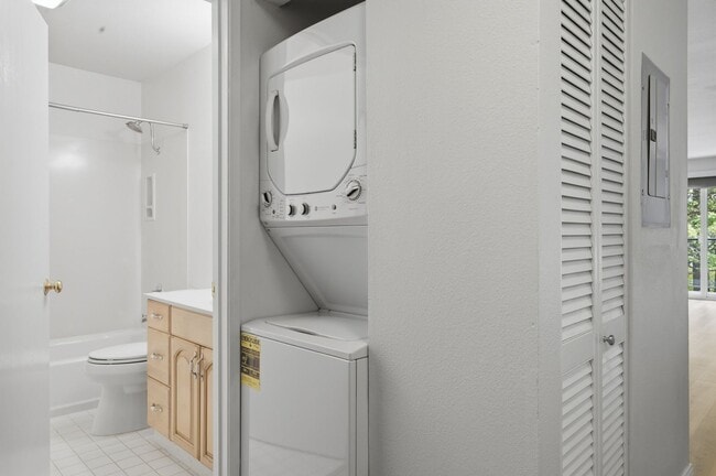 Building Photo - Mercer Island Condo with Reserved Parking & In-Unit Laundry!