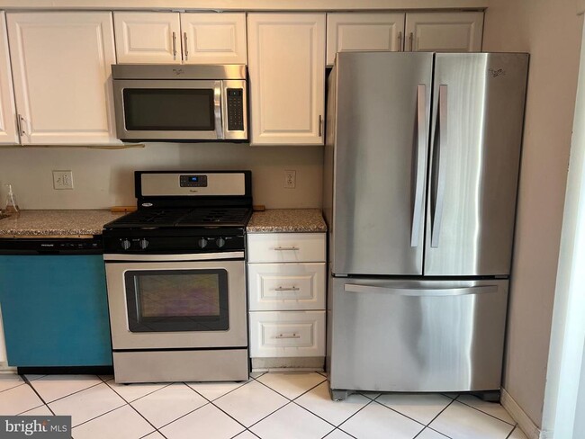 Building Photo - 2408 S Sartain St