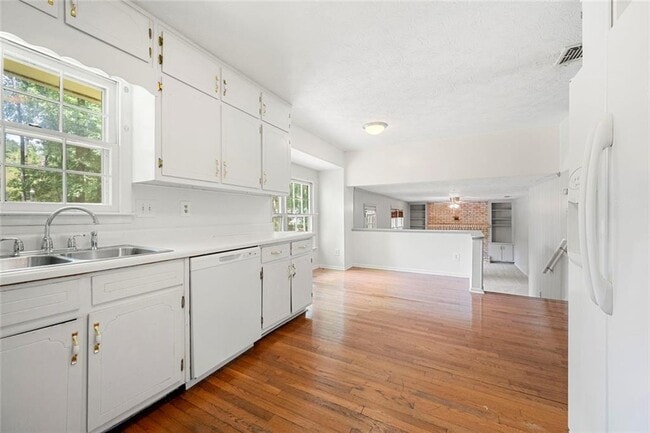 Building Photo - 4000 Pinehurst Pl