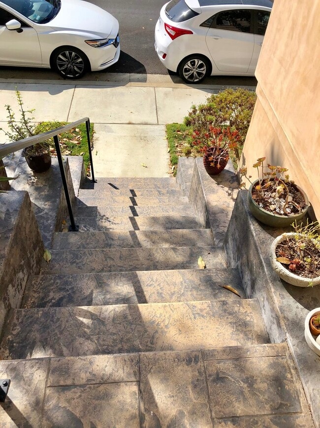 Building Photo - Lovely 3 bd/2.5 ba Townhome - Old Town Torrance!