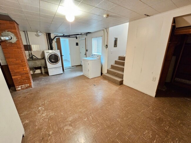 Building Photo - Newly Updated 3 Bed, 1.5 Bath Duplex Unit with Garage in Lovely Inner SE