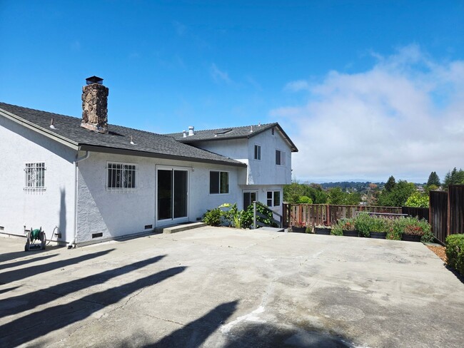 Building Photo - Tri-level Single Family Home