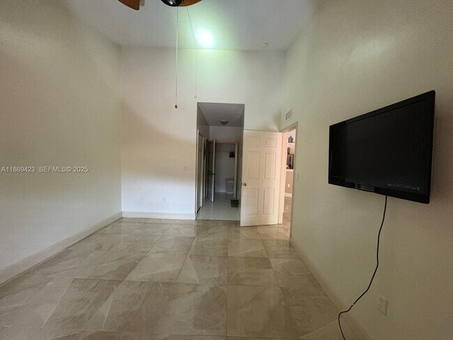 Building Photo - 3279 NE 11th Dr