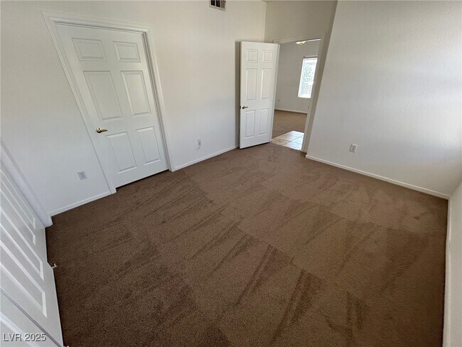 Building Photo - 3400 Cabana Dr