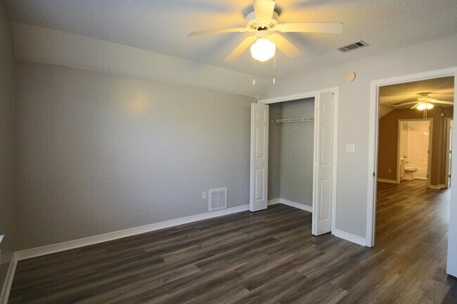 Building Photo - 414 Whirlaway Ct