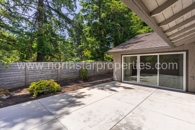 Building Photo - Beautifully fully remodeled Lake Oswego Du...