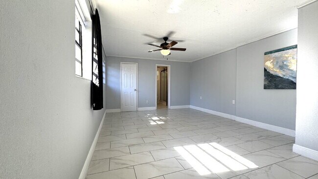 Building Photo - 1022 Lewis Dr