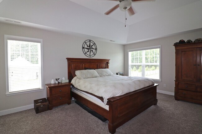 Building Photo - "Spacious 4-Bedroom Gem with 3.5 Baths and...