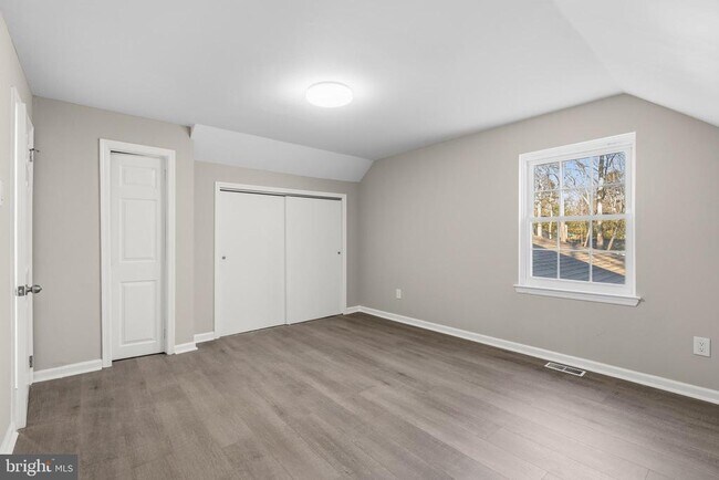 Building Photo - 221 Oak Ln