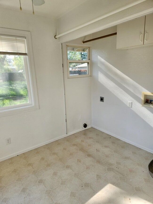 Building Photo - Charming little home in Anderson