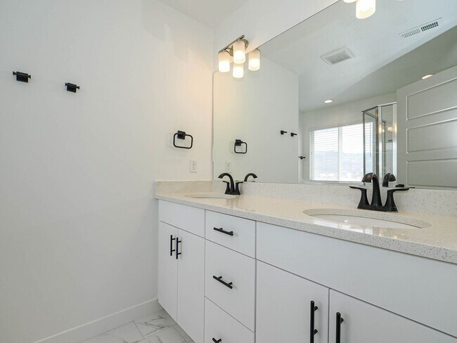 Building Photo - 4 Bedroom, 2.5 bathroom Eagle Mountain Home