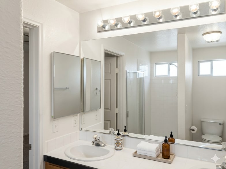 Main Bathroom - 520 Arrowhead Trl