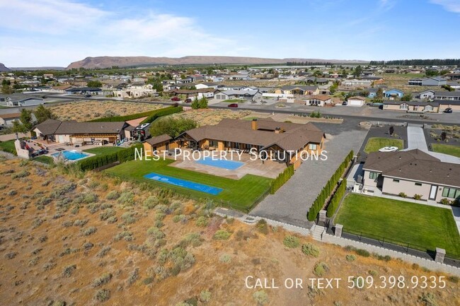 Building Photo - Jaw Dropping Home Overlooking the Columbia...