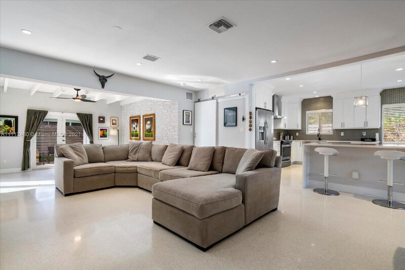 Building Photo - 1900 NE 42nd St