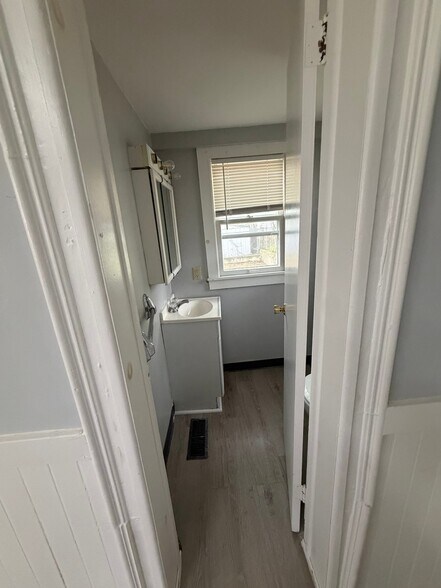 Building Photo - 405 Carrier St NE