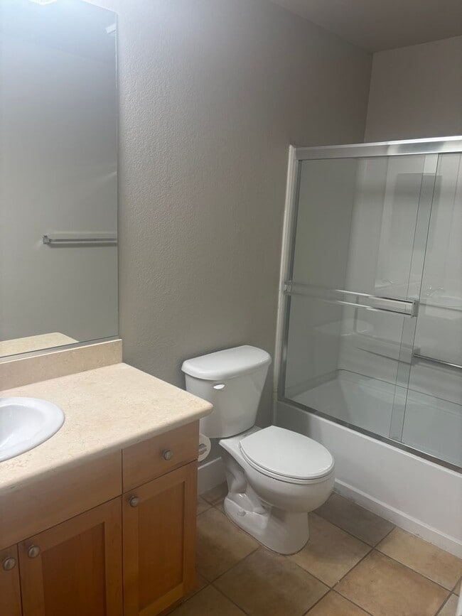 Building Photo - Stunning One-Bedroom Condo in Desirable Co...