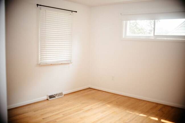 Building Photo - 425 Spring Dr