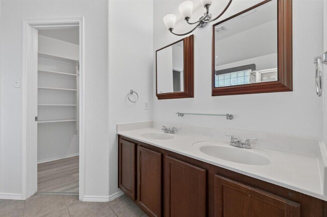 Building Photo - 315 Waterlily Way