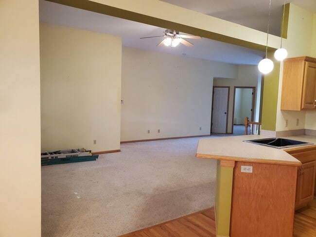 Building Photo - 3 bedroom 3 bath, 2car gar, balcony deck a...