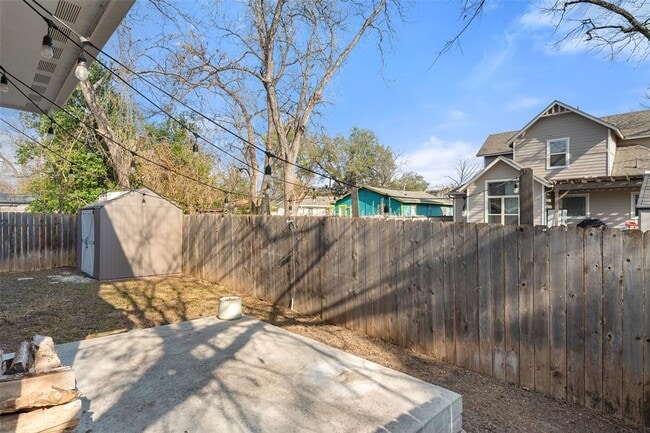 Building Photo - 1003 Fiesta St