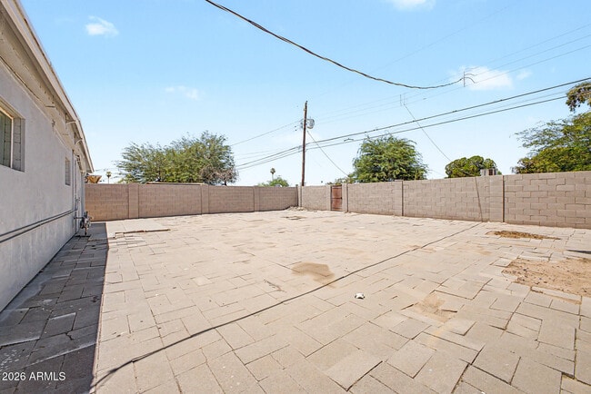 Building Photo - 2038 E Lemon St